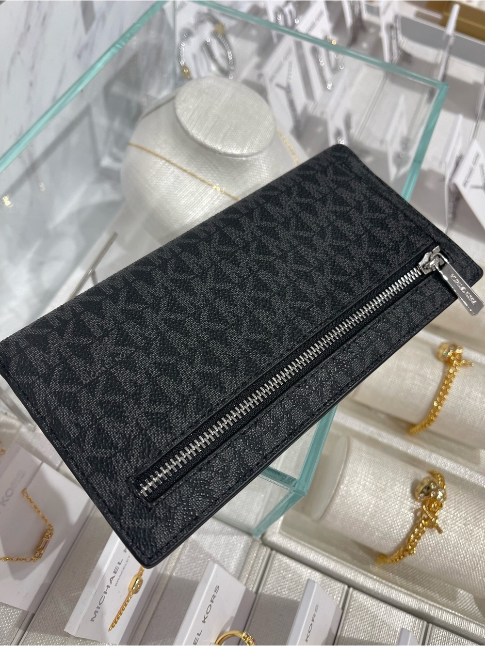 Michael Kors Carson Large Signature Logo Bifold Snap Wallet
Black
NWT - Picture 15 of 16